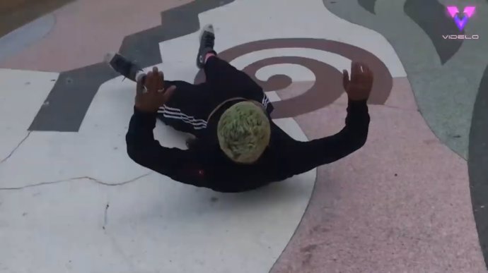 Un patinador profesional se cae durante un salto y termina haciendo el conocido como truco del ataúd