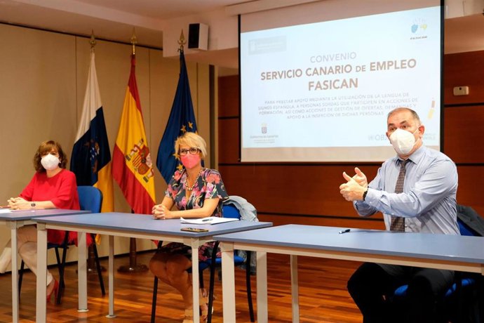 La consejera de Empleo del Gobierno de Canarias, Elena Máñez (en el centro), en la firma del acuerdo para ofrecer lengua de signos en el SCE