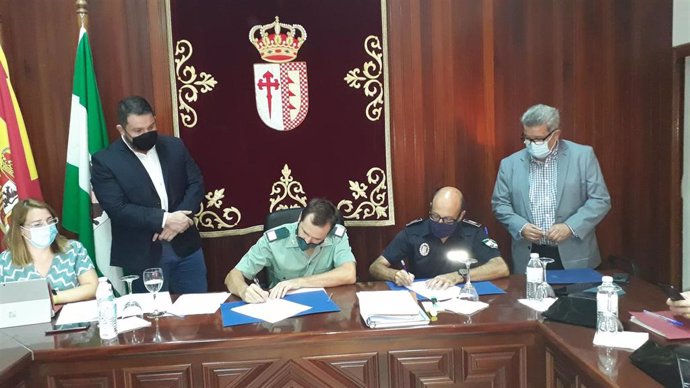 Firma del protocolo de colaboración entre la Policía Local de El Rubio (Sevilla) y la Subdelegación del Gobierno en Sevilla.