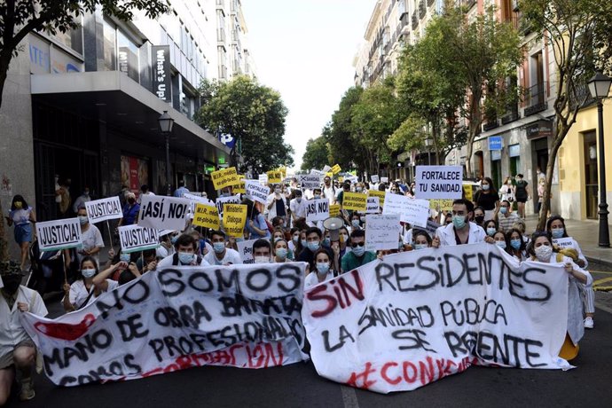 Convocados por  el Comité de los Médicos Internos Residentes (MIR) los médicos residentes de la Comunidad de Madrid se manifiestan de nuevo hoy lunes, justo cuando se cumple una semana de huelga indefinida.