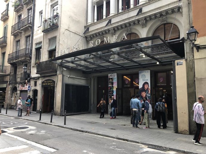 Fachada del Teatre Romea, gestionado por el Grup Focus, dónde este lunes ha presentado su nueva programación la productora