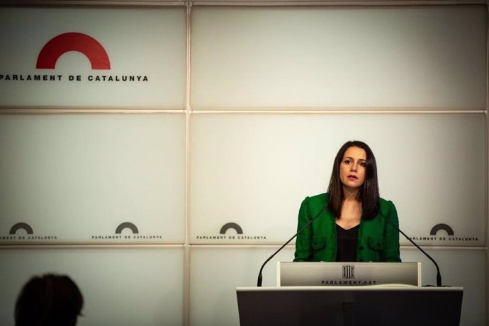 La presidenta de Cs, Inés Arrimadas, en una roda de premsa al Parlament.