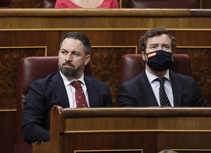 El portavoz del VOX en el Parlamento, Iván Espinosa de los Monteros y el presidente del partido, Santiago Abascal, en sus escaños del Congreso