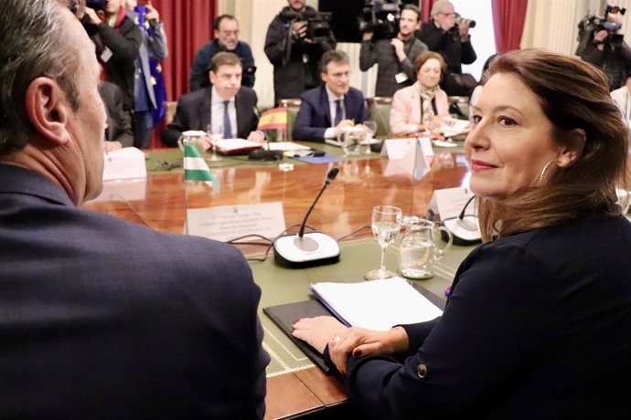 La consejera de Agricultura, Carmen Crespo, y el ministro de Agricultura, Luis Planas, al fondo de la imagen, en una imagen de archivo.