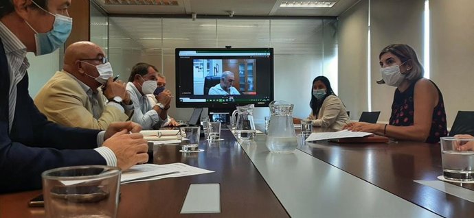 La consejera de Empleo, Formación y Trabajo Autónomo, Rocío Blanco, en una reunión con miembros del consejo rector de Cooperativas Agro-alimentarias de Andalucía, encabezados por su presidente, Juan Rafael 