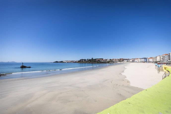 Playa de Silgar en Sansenxo, una de las playas que fueron cerradas al público como contención al coronavirus cuando varias personas de otras partes de España se trasladaron a la principal localidad turística gallega, en Sanxenxo (Pontevedra, Galicia, Es