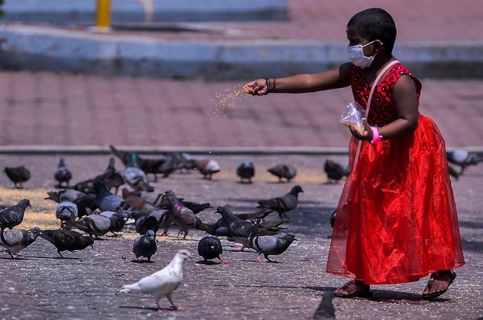 Una niña con mascarilla en Kuala Lumpur