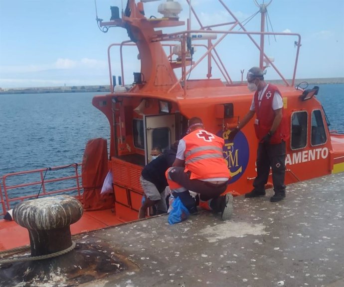 Voluntarios de Cruz Roja atienden a una persona rescatada en el Puerto de Alicante.