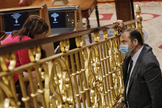 El ministro de Transportes, José Luis Ábalos, habla con la vicesecretaria general del PSOE y portavoz socialista, Adriana Lastra