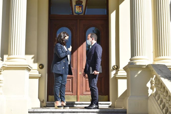 El portavoz del Grupo Parlamentario de Ciudadanos, Pablo Baena, es recibida en las escaleras del Palacio de Gobierno riojano por la presidenta, Concha Andreu