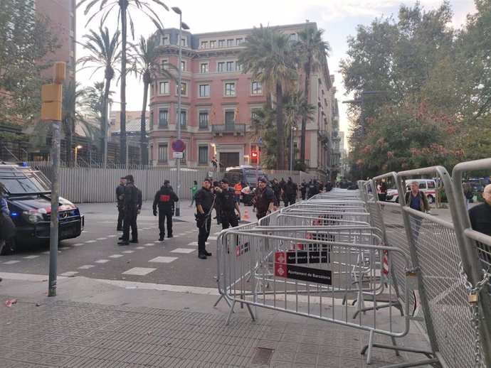 Despliegue policial en unos de los disturbios provocados por grupos afines al independentismo catalán