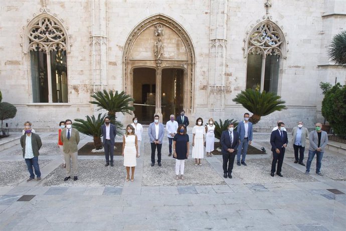 Foto de familia anterior a la celebración de la Mesa de diálogo social en la sede de la Presidencia del Govern balear, en Palma de Mallorca, Islas Baleares  (España).