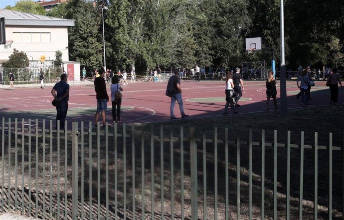 Varios docentes y personal administrativo hacen colas en las inmediaciones del IES María Zambrano para realizar los test serológicos del coronavirus en Leganés (Madrid), a 4 de septiembre de 2020.