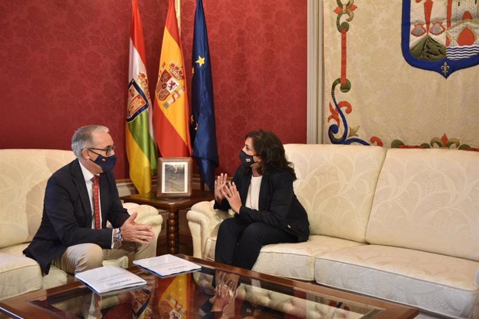 Reunión del portavoz de PP en el Parlamento, Jesús Ángel Garrido, con la presidenta del Gobierno, Concha Andreu