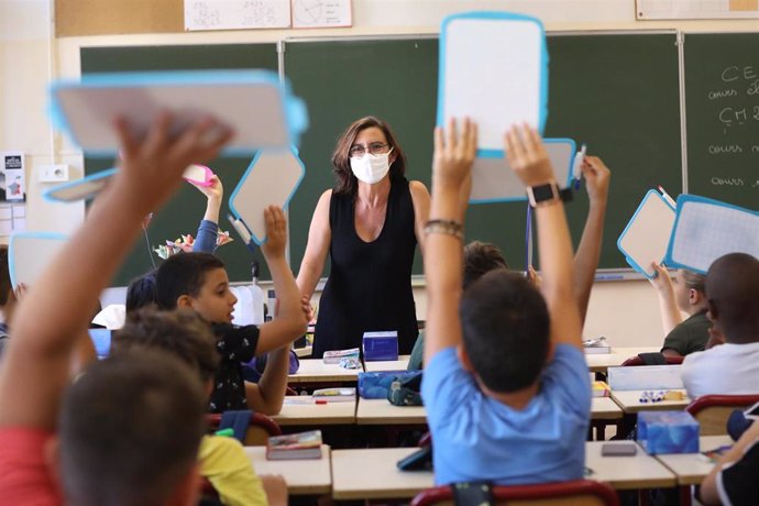 Una profesora con mascarilla en una clase en Niza