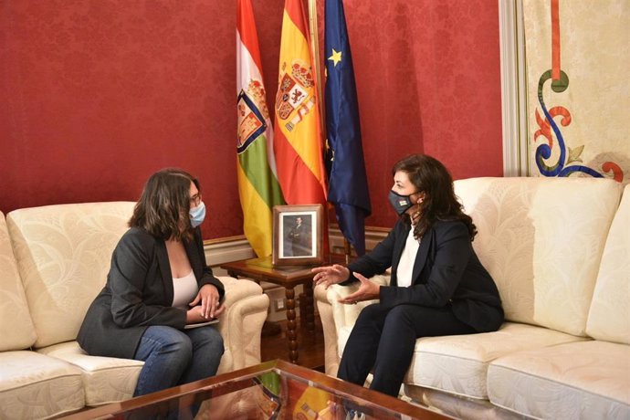 La portavoz del Grupo Parlamentario Mixto-Podemos, Raquel Romero, se reúne con la presidenta del Gobierno riojano, Concha Andreu