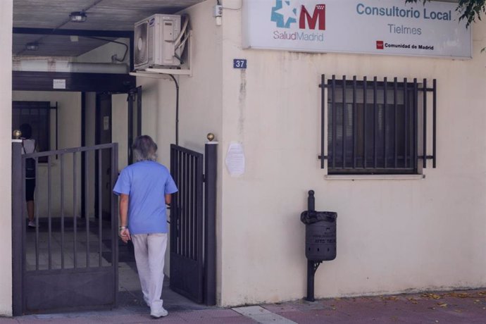 Un sanitario entra en el Consultorio Local de Tielmes (Madrid)
