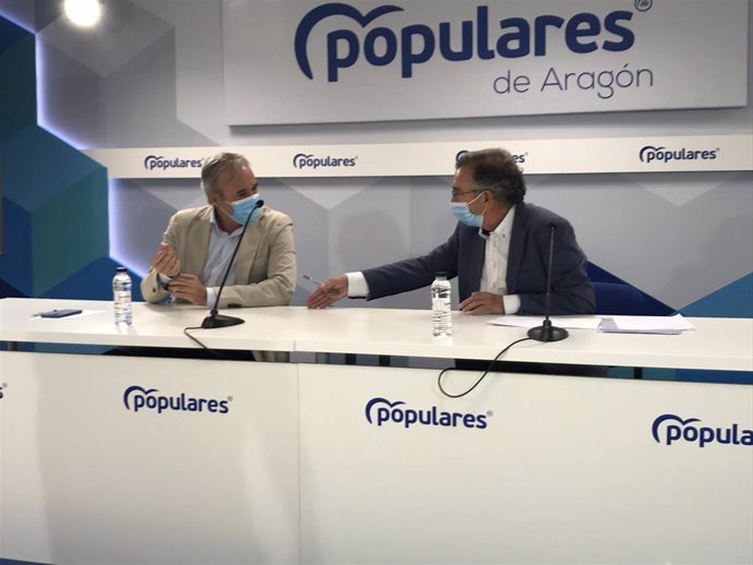El presidente del PP-Aragón, Luis María Beamonte, y el alcalde de la capital aragonesa y portavoz del PP en la Federación Española de Municipios de Provincias (FEMP), Jorge Azcón