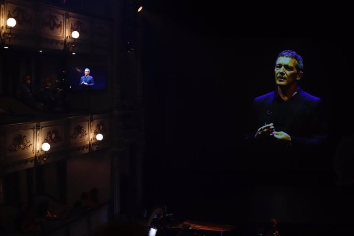 Vídeo De Antonio Banderas En Los Premios Max, Celebrados En Málaga