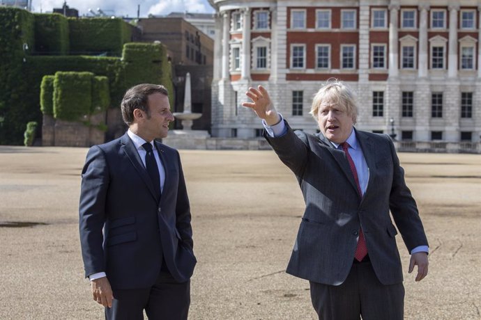 R.Unido/Francia.- Johnson y Macron acuerdan "intensificar" su cooperación contra