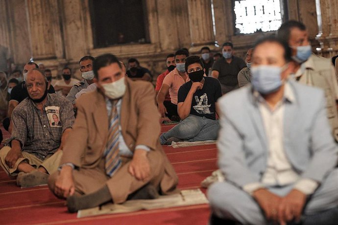 Hombres rezan en una mezquita en El Cairo, Egipto, durante la pandemia de coronavirus. 