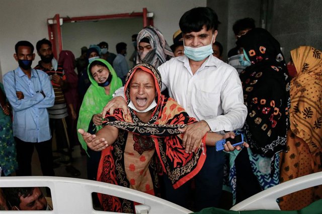 Familiares de las víctimas por las explosión de una mezquita en Bangladesh.