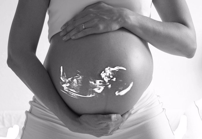 Es más probable que las mujeres embarazadas con COVID-19 necesiten cuidados inte