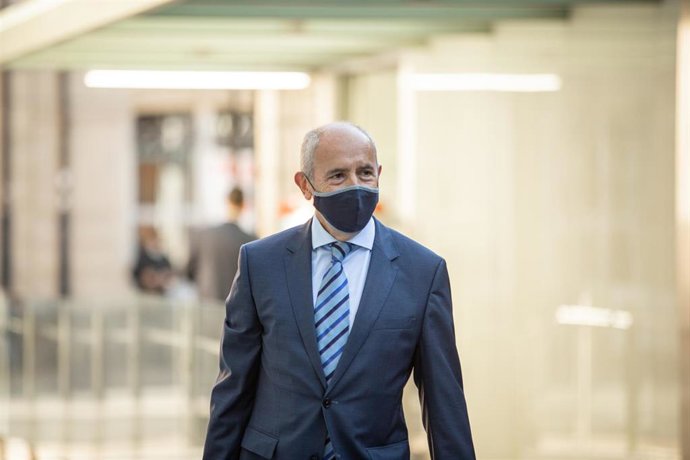 El vicelehendakari y consejero de Seguridad, Josu Erkoreka, llega al Parlamento Vasco