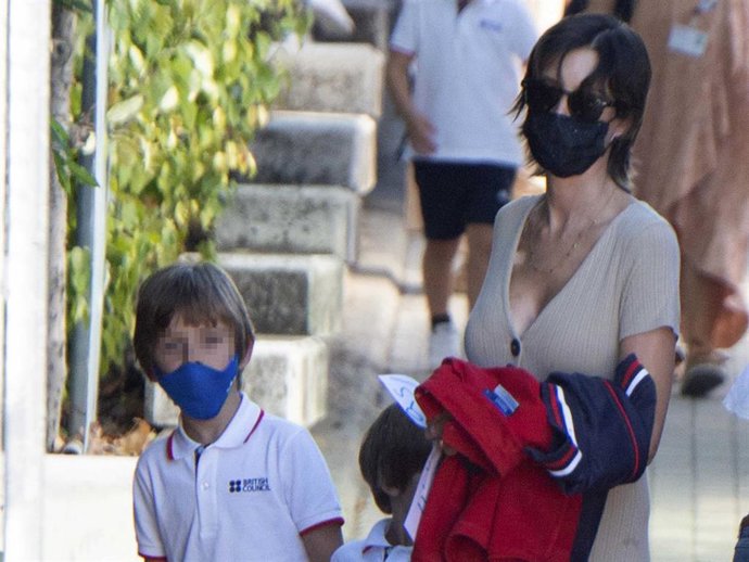 Sara Carbonero, una madraza con los pequeños Martín y Lucas el primer día de colegio para ambos