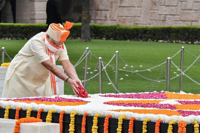Narendra Modi hace una ofrenda floral en el memorial Raj Ghat, dedicado a Mahatma Gandhi, con motivo del aniversario del Día de la Independencia de India