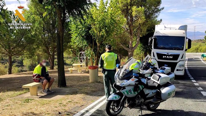 Un camionero alerta a la Guardia Civil de que conduce ebrio por la autopista A-68 en La Rioja