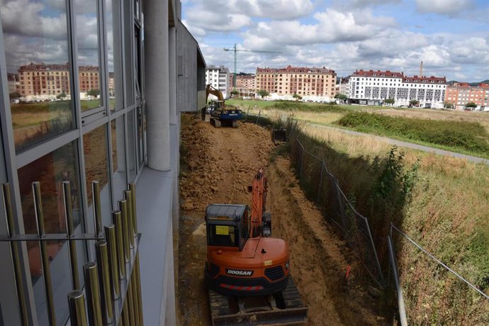 Urbanización exterior del Centro Polivalente Integrado en Lugones