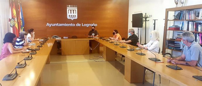 El concejal de Servicios Sociales trata con la coordinadora de ONGD de La Rioja la situación de la cooperación al desarrollo y la celebración del próximo Consejo Local de Cooperación
