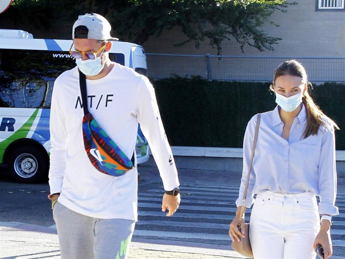 Helen Lindes y Rudy Fernández, tranquilo paseo sin olvidar la mascarilla reglamentaria contra el Covid