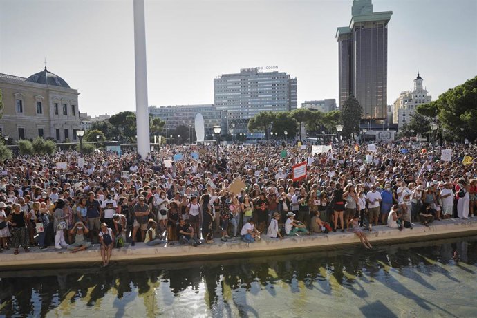 Manifestación contra el uso obligatorio de mascarillas en la plaza de Colón de Madrid
