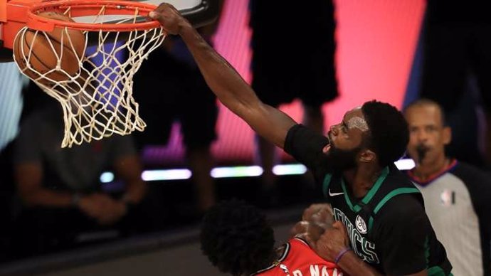 Jaylen Brown machaca el aro en el quinto partido entre Boston Celtics y Toronto Raptors