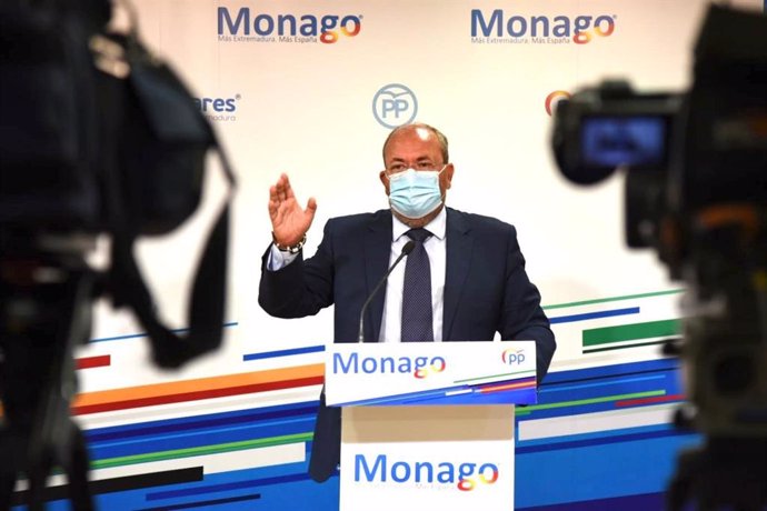 El presidente del PP en Extremadura, José Antonio Monago, en una rueda de prensa
