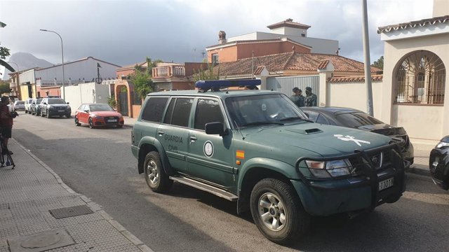 Agentes de la Guardia Civil en uno de los registros