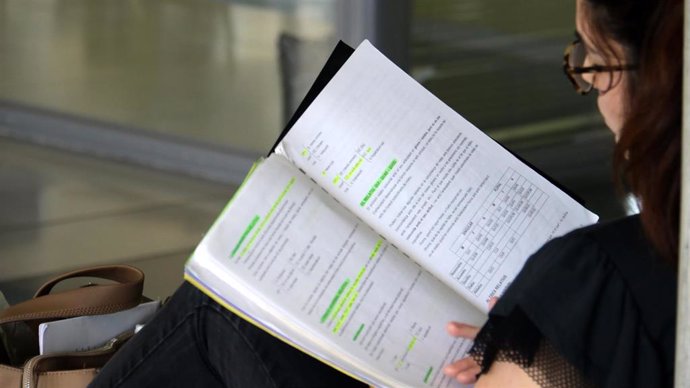 Una estudiante estudia en la UIB durante las pruebas de Selectividad