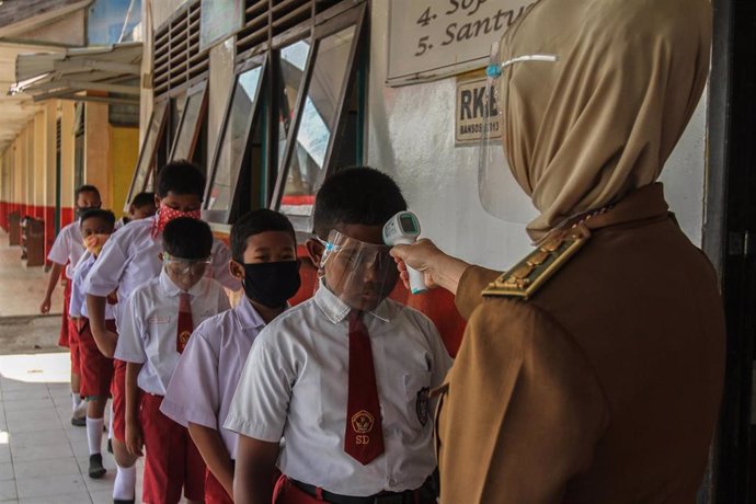 Control de temperatura en uan escuela de Palembang, en la provincia indonesia de Sumatra Meridional
