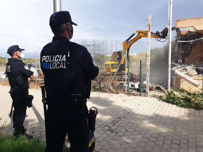 Agentes de la Policía Local de Palma, atentos al derribo de uno de los bloques.