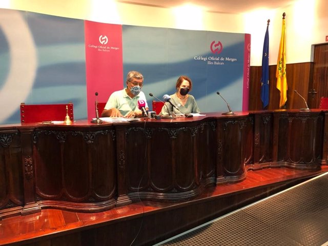 La presidenta del Teléfono de la Esperanza en Baleares, Antonia Torres, y el portavoz, Lino Salas, en rueda de prensa.