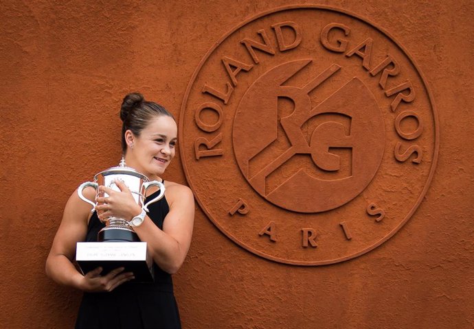 Ashleigh Barty posa en Roland Garros con su trofeo de campeona de 2019
