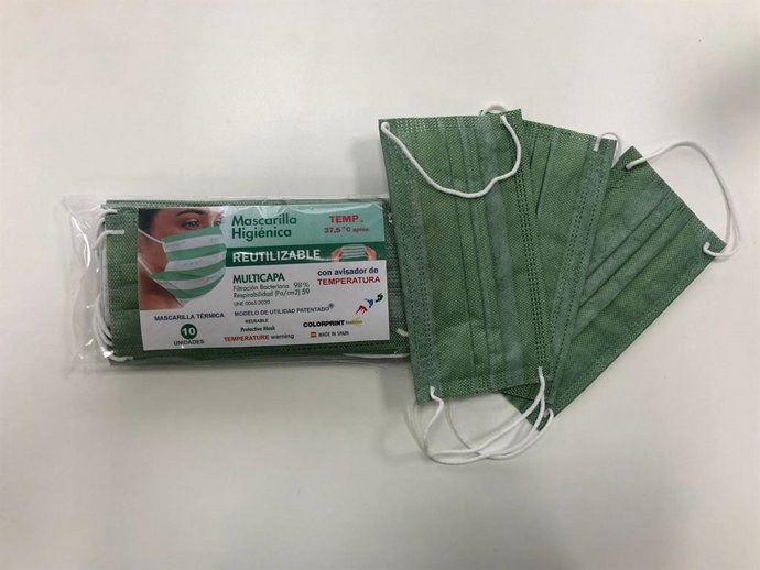 La mascarilla desenvolupada amb el teixit que canvia de color amb l'augment de la febra.