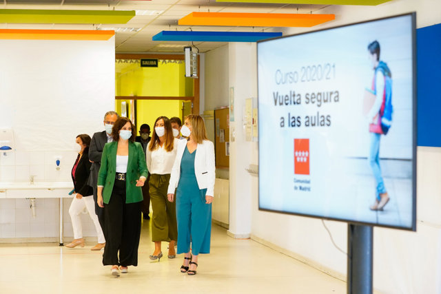 Ayuso en su visita a un colegio de Arroyomolinos