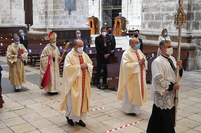Blázquez se dirige a oficiar la Misa de la Virgen de San Lorenzo
