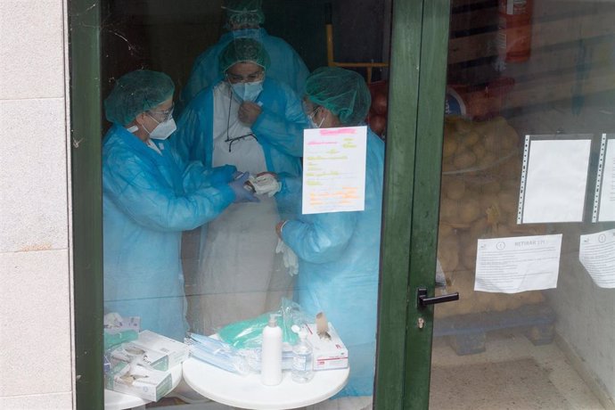 Tres mujeres en la puerta de la residencia de ancianos de O Incio, en Lugo (España), donde se detectó un brote de coronavirus. A 20 de agosto de 2020.