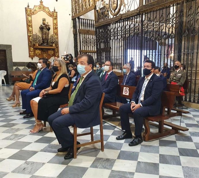 Vara, Blanca Martín y otras autoridades políticas en la misa en el Monasterio de Guadalupe con motivo del Día de Extremadura 2020