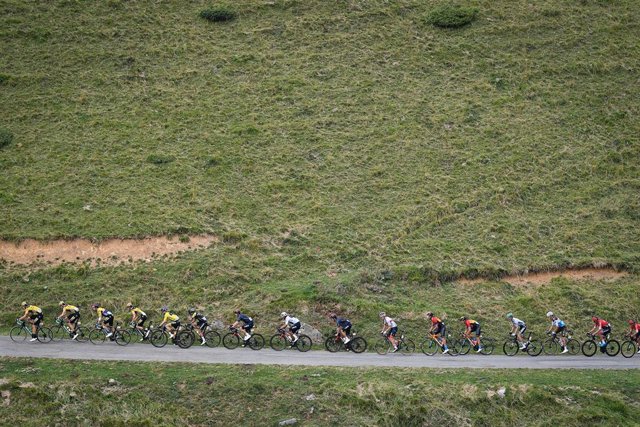 05 September 2020, France, Loudenvieille: The peloton rides during the 8th stage of the 107th edition of the Tour de France cycling race, 141 km from Cazeres-sur-Garonne to Loudenvieille. Photo: David Stockman/BELGA/dpa