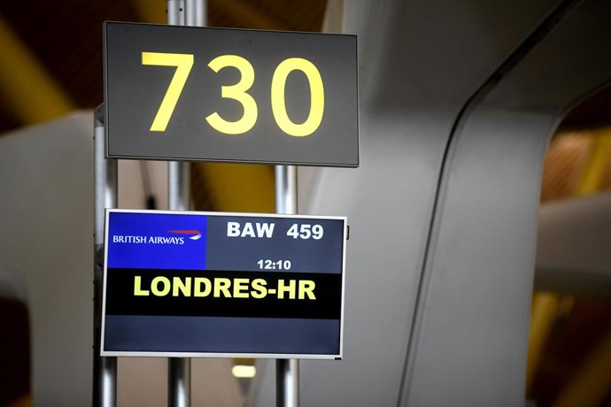 Panel indicativo de un vuelvo con destino Londres en la terminal T4 del Aeropuerto de Madrid-Barajas Adolfo Suárez, en Madrid (España), a 27 de julio de 2020.  